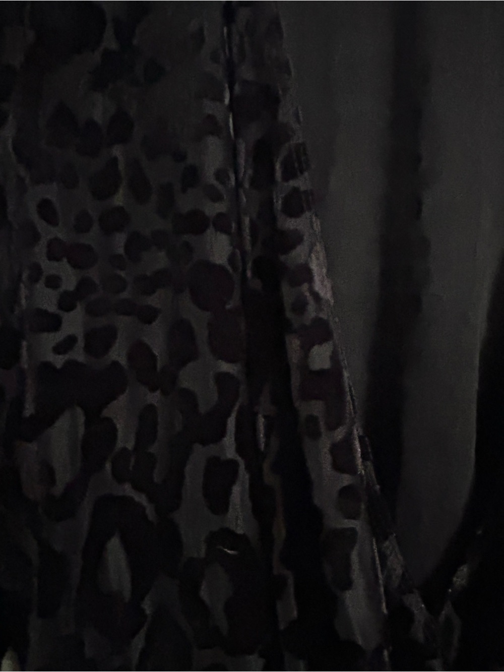 Karen Kane Black Velvet Burnout demask Print Wrap Top - Picture 5 of 5